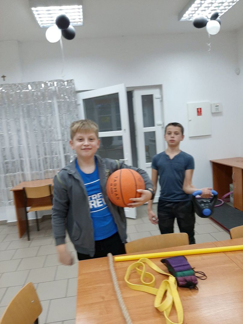 Dwaj chłopcy z PWD Przystawy z akcesoriami sportowymi. 