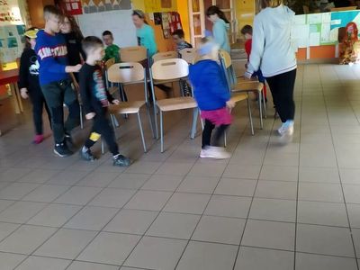 Dzieci z Placówki Wsparcia Dziennego z Lasek grają w gorące krzesła. 