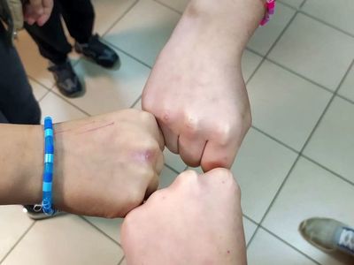 Bransoletki z kolorowych koralików wykonane przez dzieci z Placówki Wsparcia Dziennego z Lasek.