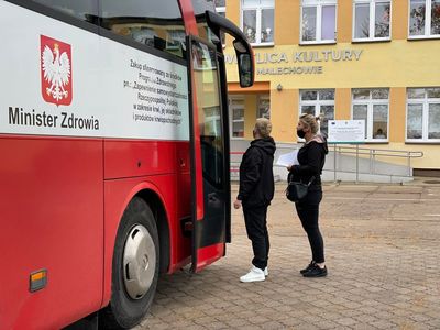 Dwie uczestniczki Niepodległościowej Zbiórki Krwi w Malechowie przed wejściem do Krwiobusu Regionalnego Centrum Krwiodawstwa i Krwiolecznictwa w Słupsku.