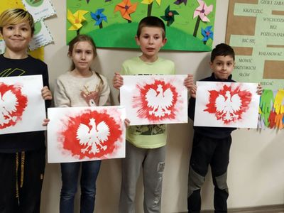 Dzieci z Placówki Wsparcia Dziennego w Gorzycy prezentują wykonane przez siebie prace.