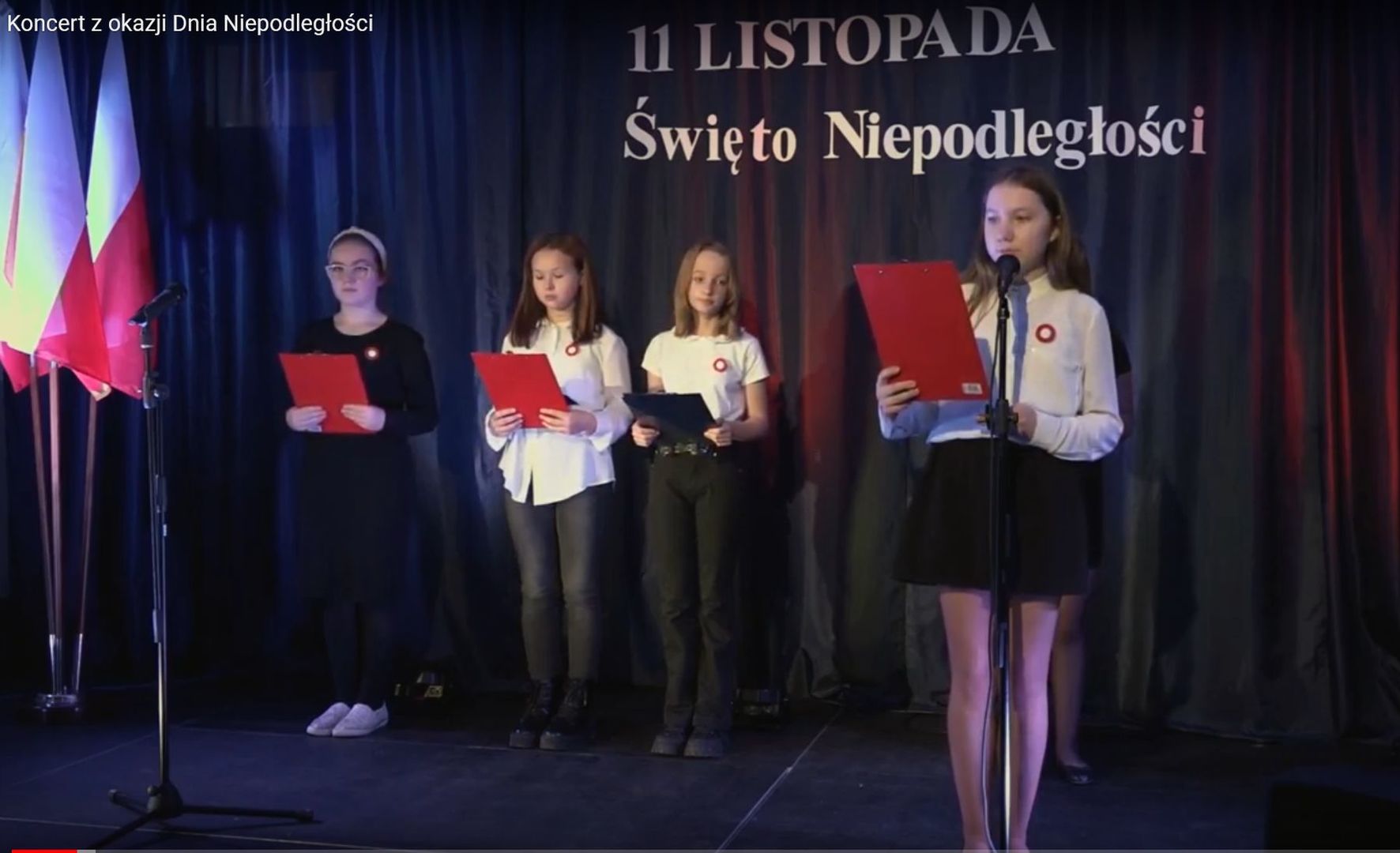 Uczennice ZSP w Malechowie na scenie w Świetlicy Kultury w Malechowie podczas nagrywania koncertu z okazji odzyskania niepodległości. 