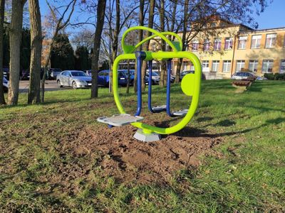 Nowe elementy siłowni zewnętrznej zamontowane na placu przy Świetlicy Kultury w Malechowie.