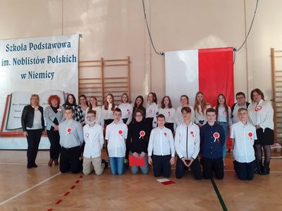 Uczniowie klasy ósmej Szkoły Podstawowej im. Noblistów Polskich w Niemicy po zakończonym apelu.