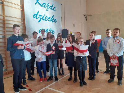 Chór szkolny ze Szkoły Podstawowej im. Noblistów Polskich w Niemicy podczas śpiewania pieśni patriotycznych.