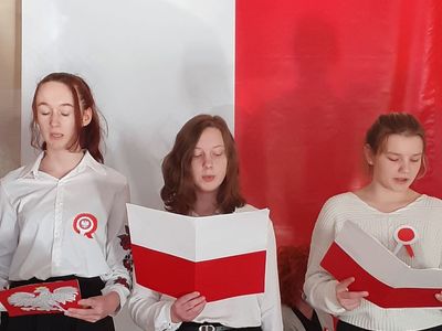 Uczennice klasy ósmej Szkoły Podstawowej im. Noblistów Polskich w Niemicy podczas apelu z okazji Święta Niepodległości.