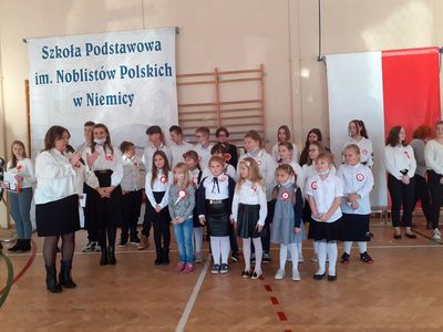 Dyrektor Szkoły Podstawowej im. Noblistów Polskich w Niemicy gratuluje występu uczniom. 