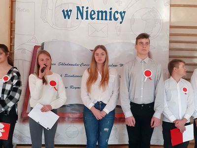  Uczniowie klasy ósmej Szkoły Podstawowej im. Noblistów Polskich w Niemicy podczas występu z okazji Święta Niepodległości.
