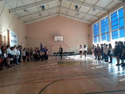 Uczniowie Szkoły Podstawowej im. Noblistów Polskich w Niemicy podczas śpiewania Hymnu.