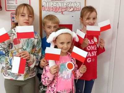 Dzieci z Placówki Wsparcia Dziennego w Ostrowcu  upamiętniające święto 11 listopada.