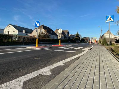 Spowalniacze i wysepka na wjeździe do Malechowa z Koszalina.