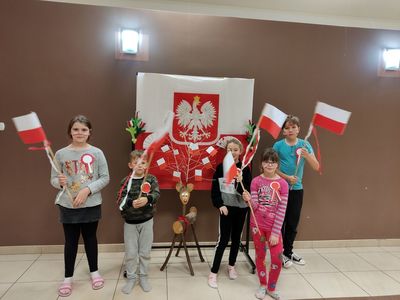 Grupa dzieci z placówki wsparcia dziennego w Kosierzewie prezentuje wykonaną dekorację.