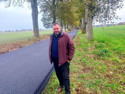 Wójt Radosław Nowakowski podczas pracy w terenie, odcinek drogi Żegocino - Podgórki. 