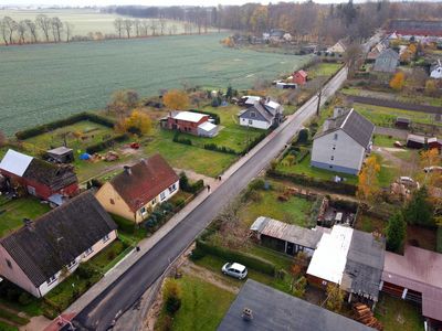 Nowa nawierzchnia asfaltowa we wsi Żegocino, widok z lotu ptaka. 