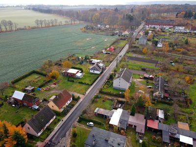 Nowa nawierzchnia asfaltowa we wsi Żegocino, widok z lotu ptaka. 