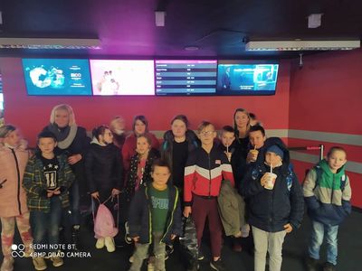 Chłopiec z Placówki Wsparcia Dziennego w Laskach głaska konia w stadninie koni w Skibnie.
