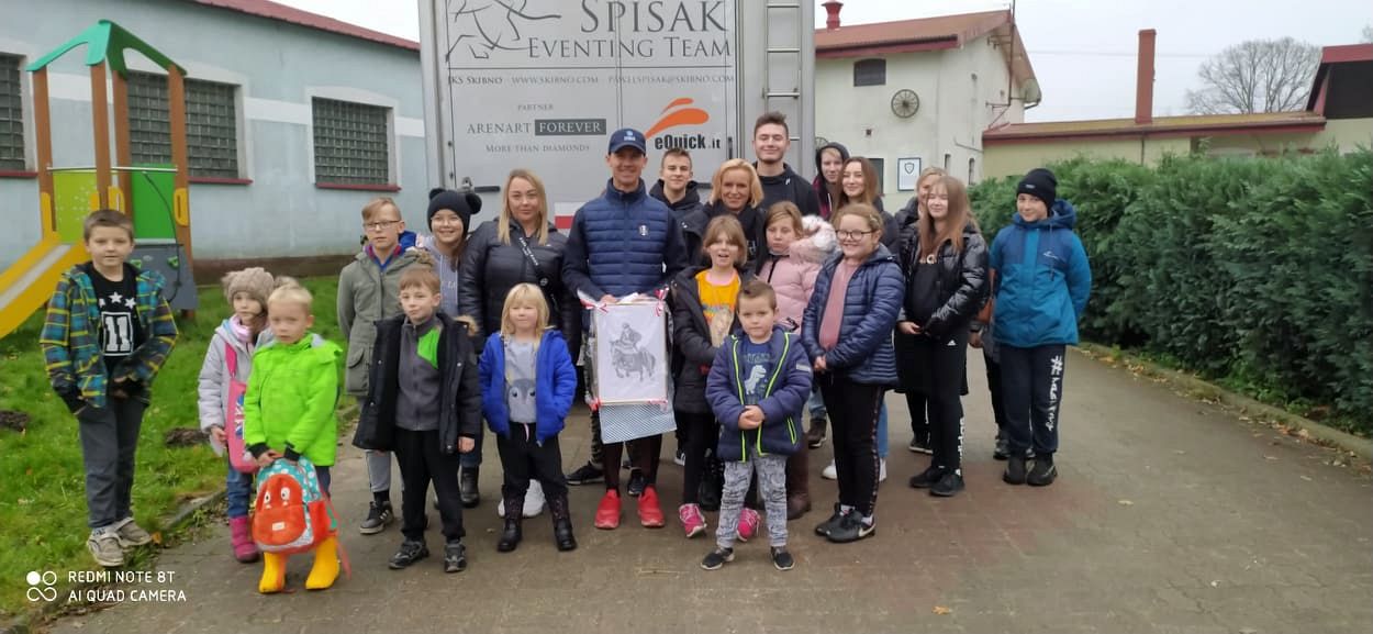 Wychowankowie z Placówki Wsparcia Dziennego z Lasek i z Placówki Wsparcia Dziennego w Święcianowie z Pawłem Spisakiem, właścicielem stadniny.