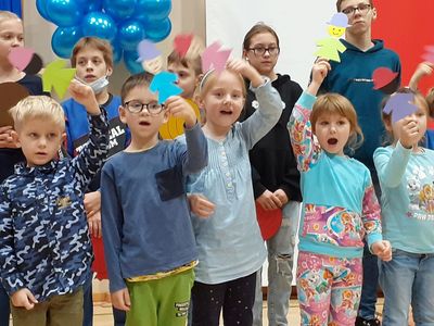 Przedszkolaki z Niemicy śpiewają piosenkę na temat wartości młodego człowieka.