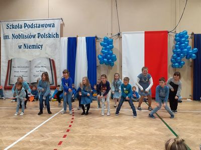 Uczniowie najmłodszych klas z Niemicy w trakcie pokazu układu tanecznego.