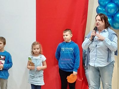 Pani dyrektor placówki - Iwona Nowak-Gancarz gratuluje uczniom występu.
