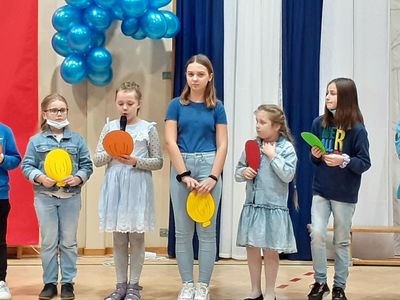 Uczniowie ze Szkoły Podstawowej w Niemicy w czasie występu.