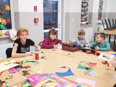 Dzieci z Placówki Wsparcia Dziennego w Kusicach przygotowują plastyczne prace.
