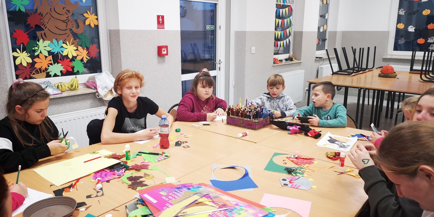 Dzieci z Placówki Wsparcia Dziennego w Kusicach przygotowują plastyczne prace.
