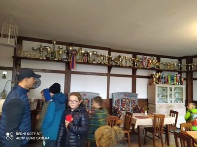 Na ścianie widoczna część trofeów  zdobytych przez  Pawła Spisaka, właściciela stadniny w Skibnie. 