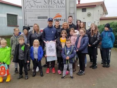 Zdjęcie grupowe z Pawłem Spisakiem i dziećmi z Placówki Wsparcia Dziennego w Święcianowie oraz z Placówki Wsparcia Dziennego w Laskach. 