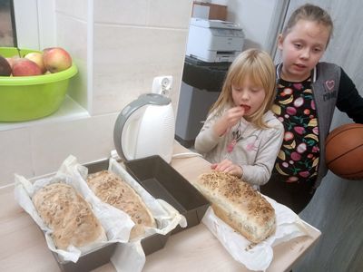 Dziewczynki z Placówki Wsparcia Dziennego w Niemicy podziwiają swoje upieczone chlebki.
