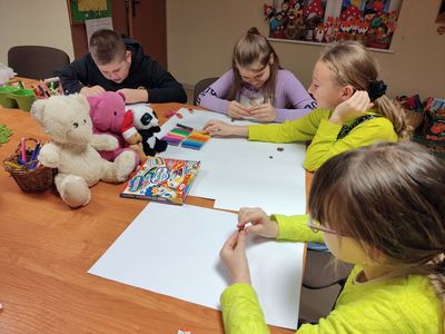 Dzieci z Placówki Wsparcia Dziennego w Kosierzewie podczas zajęć plastycznych.