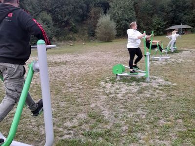 Ćwiczenia osób dorosłych i dzieci przed świetlicą w Sulechowie. 