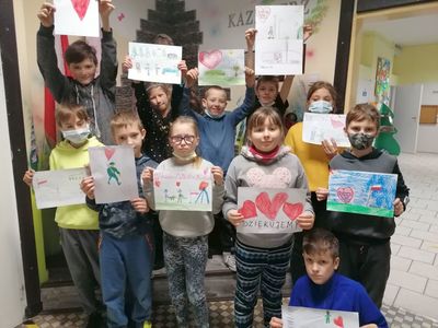 Dzieci ze Szkoły Podstawowej Podstawowej z wykonanymi pracami plastycznymi.