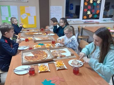 Dzieci z Placówki Wsparcia Dziennego w Sulechowie podczas spożywania posiłku.