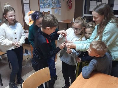  Wychowankowie z Placówki Wsparcia Dziennego w Sulechowie, dzieci wróżą z papierowego serca.
