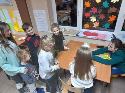 Wychowankowie z Placówki Wsparcia Dziennego w Sulechowie, jedna z dziewczynek wróży pozostałym dzieciom.