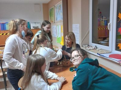 Wychowankowie z PWD w Sulechowie, którym wychowawca odczytuje wróżby.