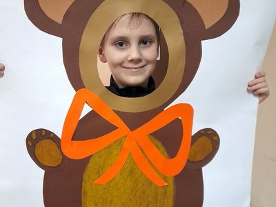 Chłopiec z Placówki Wsparcia Dziennego w Sulechowie pozujący w misiowej fotobudce.