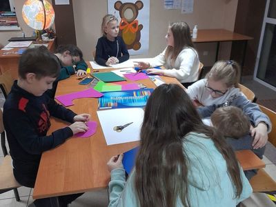 Dzieci z Placówki Wsparcia Dziennego w Sulechowie podczas wykonywania prac plastycznych.