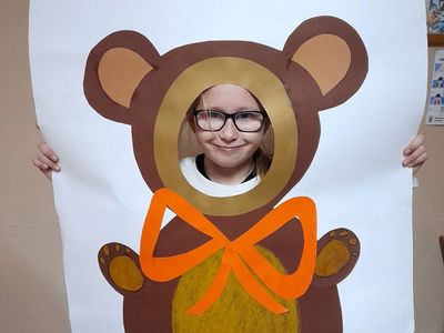 Dziewczynka z Placówki Wsparcia Dziennego w Sulechowie w misiowej fotobudce.
