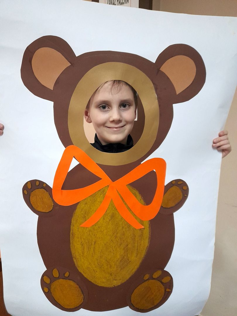 Chłopiec z Placówki Wsparcia Dziennego w Sulechowie pozujący w misiowej fotobudce.