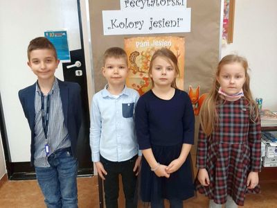 Pierwszaki z ZSP Malechowo, którzy zostali nagrodzeni w konkursie recytatorskim "Kolory jesieni".