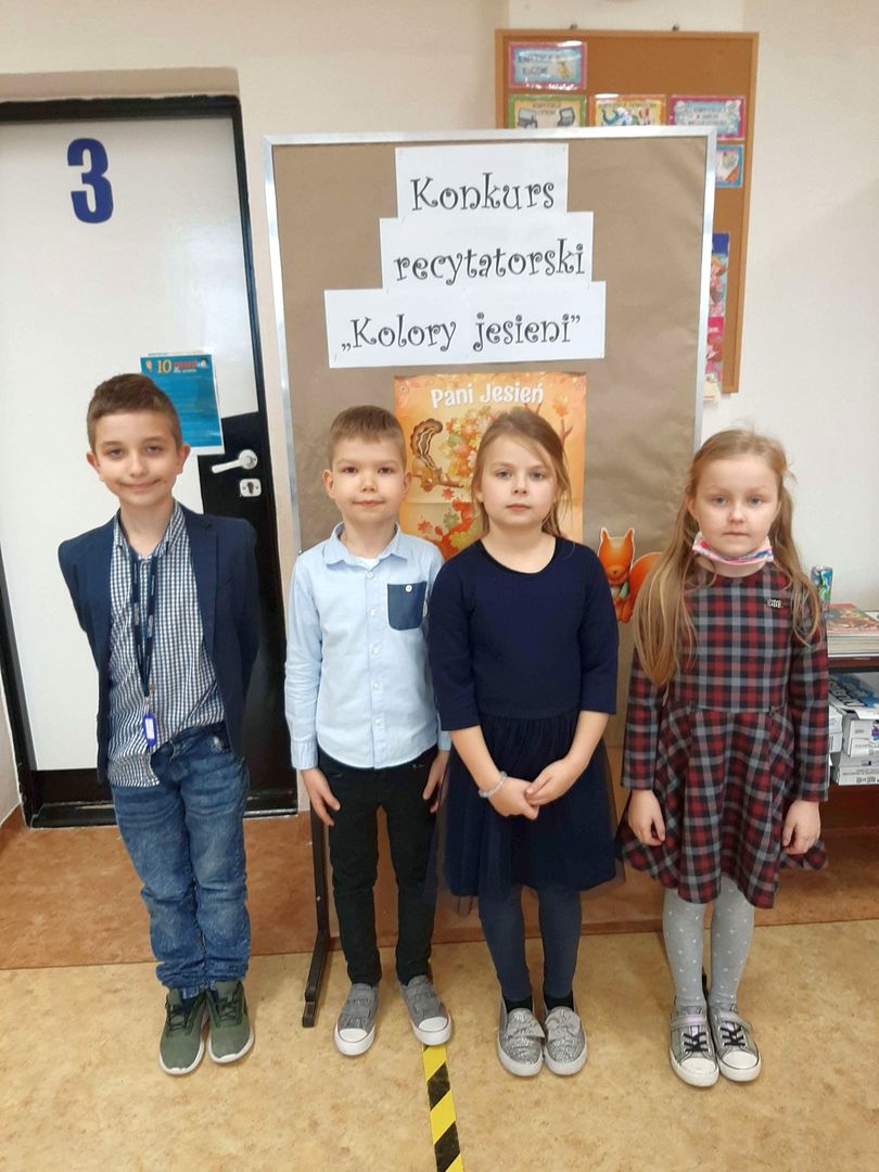 Pierwszaki z ZSP Malechowo, którzy zostali nagrodzeni w konkursie recytatorskim "Kolory jesieni".