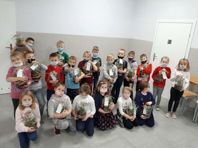 Pierwszaki z Malechowa prezentują wykonane kompozycje. 