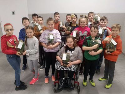 Drugoklasiści z Malechowa prezentują wykonane kompozycje.