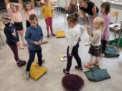 Grupa dzieci z Malechowa w kółku podczas zabawy "Hello. What`s your name"?
