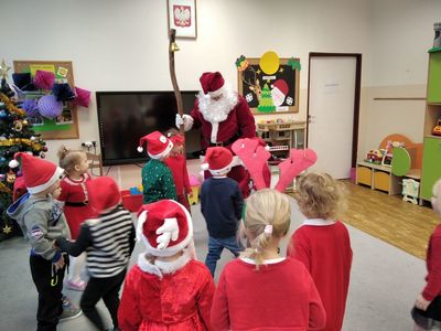Dzieci z Ostrowca wpatrzone w Świętego Mikołaja.