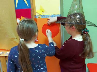 Dzieci  z Placówki Wsparcia Dziennego w Laskach podczas wróżby z butami.