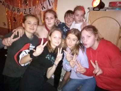Młodzież z Karwic podczas zabawy andrzejkowej.