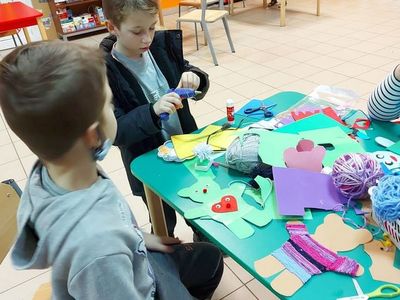 Kolorowe misie z papieru wykonane przez wychowanków z PWD Laski.